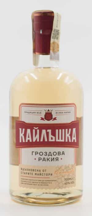 Lahev bulharské hroznové rakije Kailushka, 0,7 l, 40 % obj., jantarová barva, vínově červený uzávěr