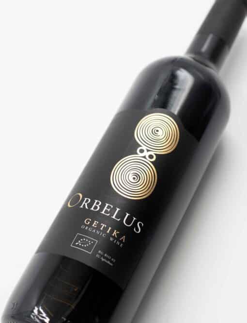 Detail přední etikety bulharského vína Orbelus Getika s logem vinařství Orbelus