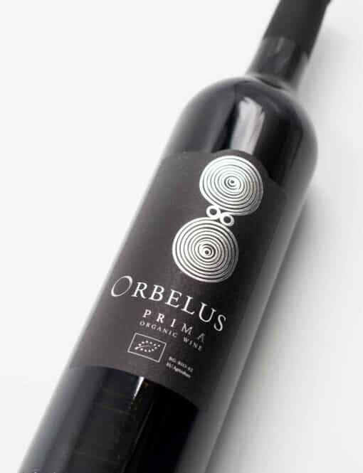 Etiketa vína Orbelus Prima s označením Thracian Lowlands – prémiové bulharské červené cuvée s tóny švestek, bylinek, čokolády a skořice.