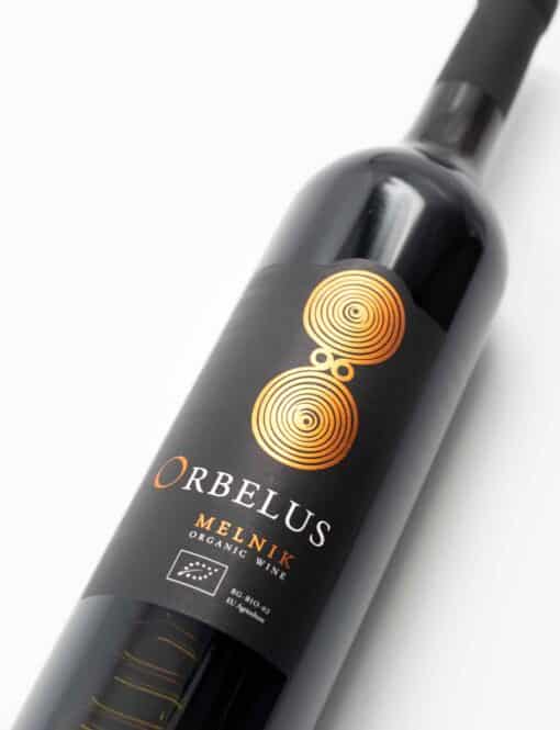 Detail přední etikety Orbelus Melnik – bulharské červené víno z odrůdy Melnik