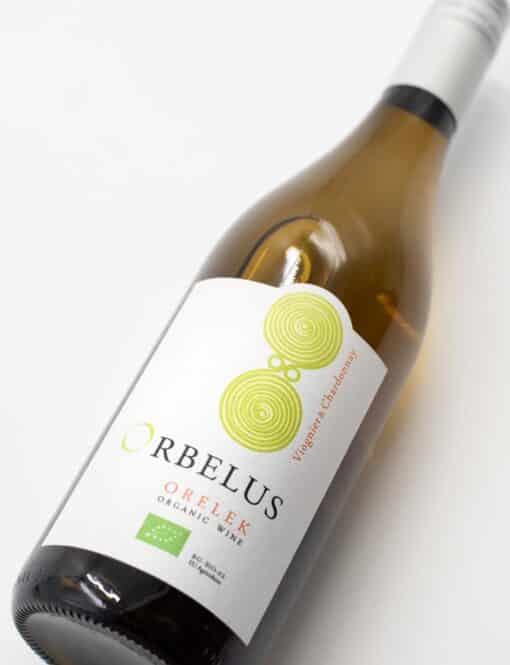 Detail přední etikety vína Orbelus Orelek Viognier – odrůdy Viognier a Chardonnay