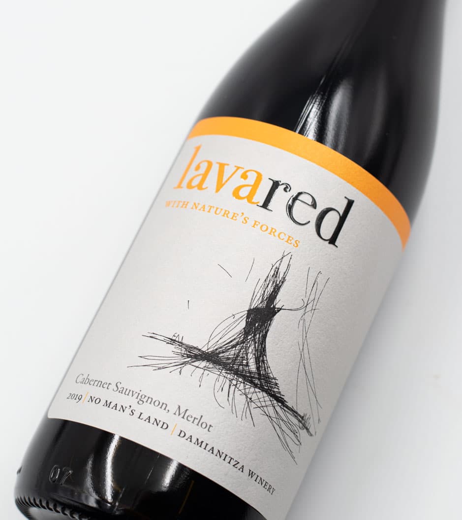 Detail etikety vína z bulharska LavaRed z vinařství Damianitza