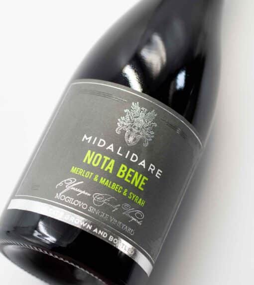 Láhev bulharského vína Nota Bene z vinařství Midalidare Estate