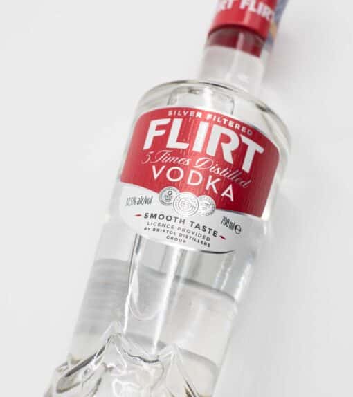 detail etikety bulharské vodky Flirt