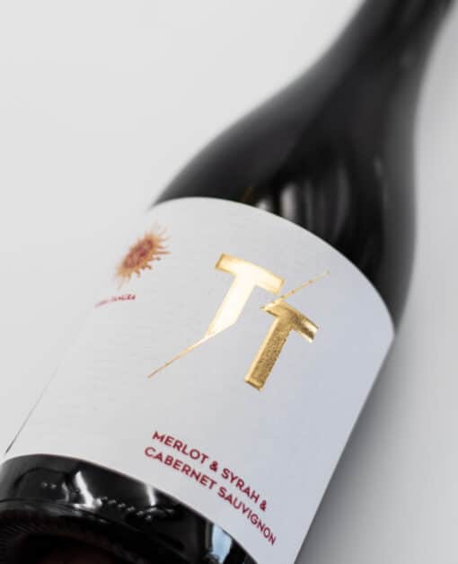 Známé buharské víno TT je kombinací odrůd Merlot Syrah a Cabernet Sauvignon