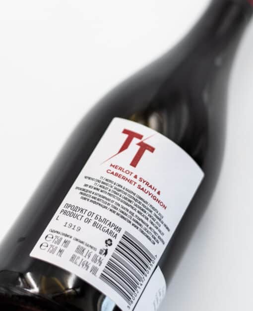 TT je víno z bulharska odrůd Merlot, Syrah a Cebernet Sauvignon