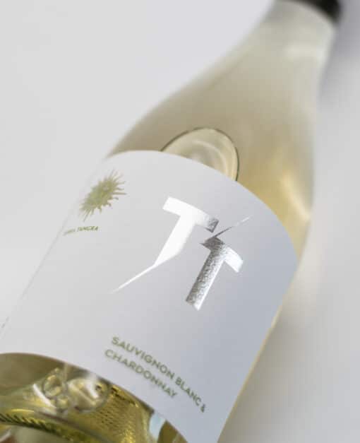 Stříbrná etiketa vína z bulharska TT Sauvignon Blanc a Chardonnay