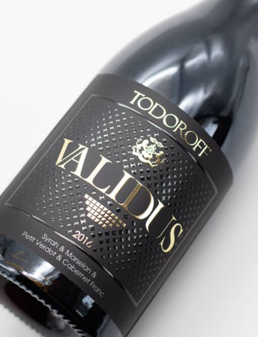 Bulharské víno Todoroff Validus s nádhernou černou etiketou.
