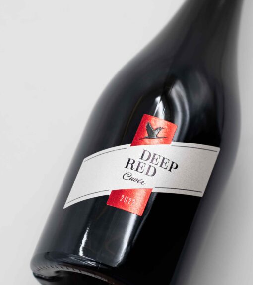 Etiketa láhve bulharského vína Deep Red od vinařství Domaine Boyar