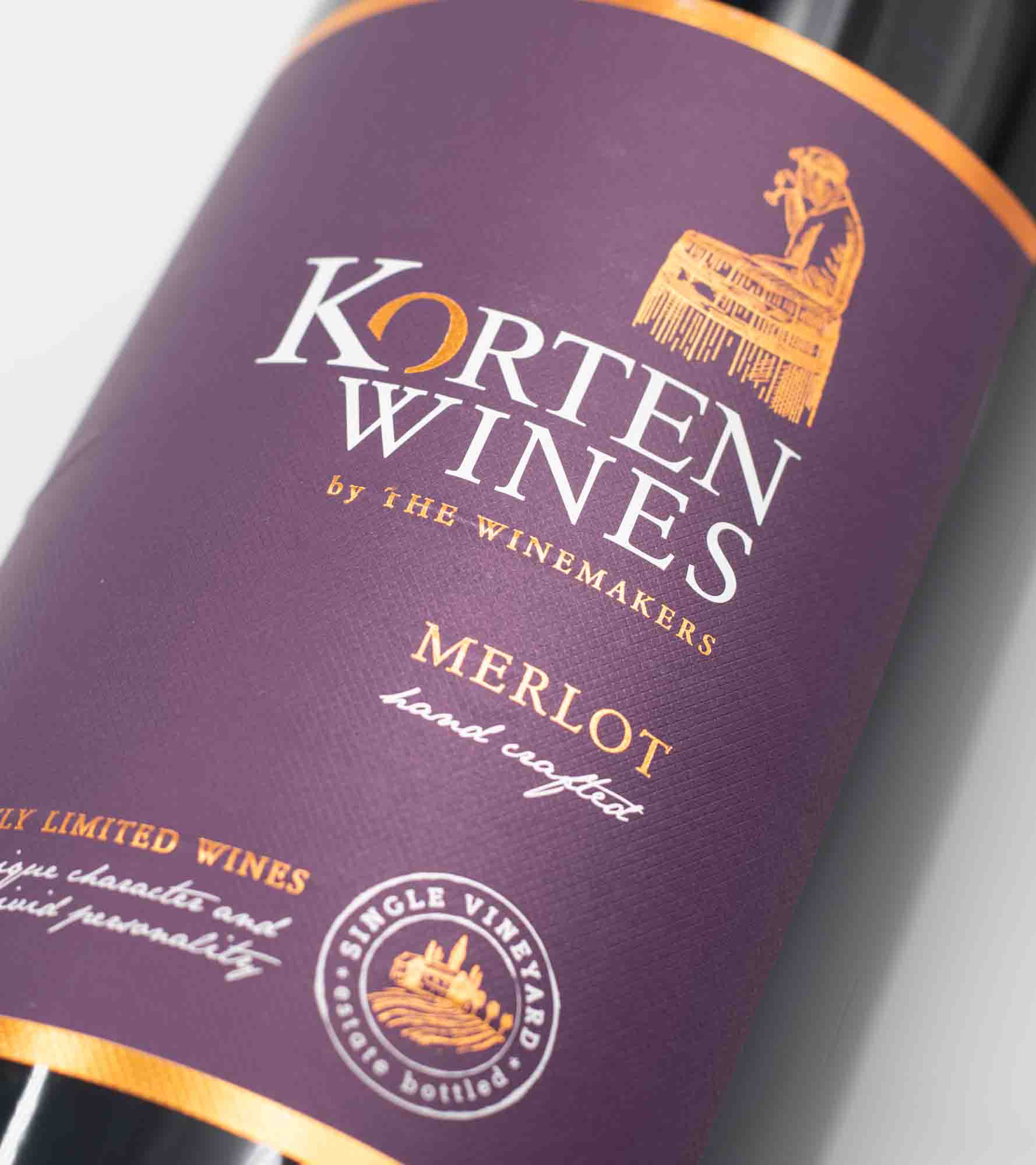Etiketa bulharského vína Korten Merlot.