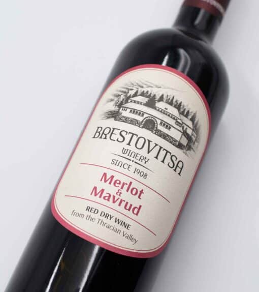 Detail bulharského vína Brestovits Merlot a Mavrud