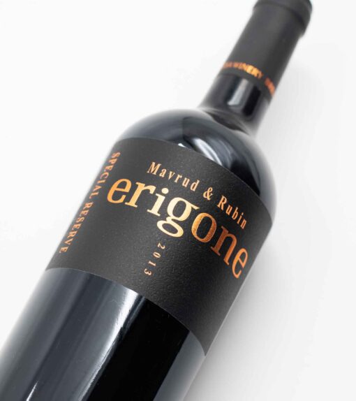 Etiketa láhve bulharského víno Erigone Mavrud x Rubin.