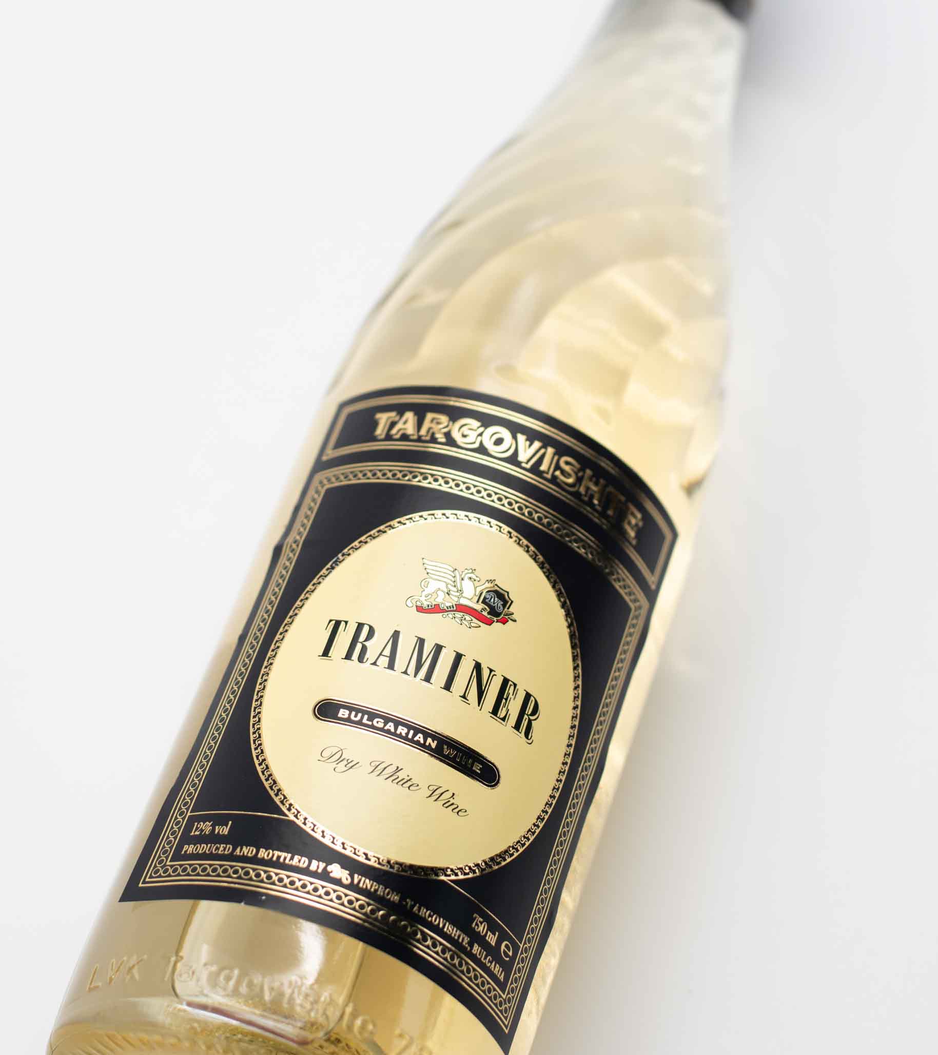 Bulharské bílé víno Traminer Targovishte bulharsko.